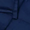 A close-up view of a dark blue weighted blanket, showing the stitching and fabric texture. Voir les images du produit