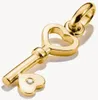 A close-up studio shot of a gold key charm with a heart-shaped opening and a small diamond. Anteprima dell’immagine prodotto