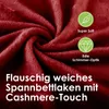 A close-up of a red, soft fabric, likely a blanket or sheet, with text overlays describing its features. Náhled obrázku produktu