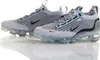 A pair of Nike Air Vapormax 2021 FK SE shoes are displayed on a white reflective surface. Anteprima dell’immagine prodotto