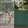 A split image showing a woman by a pool with a chain-link fence on one side and a green privacy screen on the other. Anteprima dell’immagine prodotto