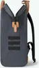 A close-up view of the back of a dark gray backpack with brown leather accents. Anteprima dell’immagine prodotto