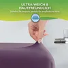 A hand is stretching a purple fitted sheet, demonstrating its elasticity. Text overlays describe the product's features. Náhled obrázku produktu