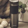 A Contigo travel mug is placed on a wooden surface next to decorative balls and a gift box with greenery. Anteprima dell’immagine prodotto