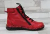 A single red leather boot is shown against a light gray and white wood-plank background. Produktbild-Vorschau