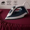 An iron is placed on a burgundy fitted sheet, with icons indicating ironing, wrinkle-free, and OEKO-TEX certification. Produktbild-Vorschau