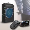 A person is shown opening a car door, with a key fob and a protective pouch in the foreground. Anteprima dell’immagine prodotto