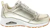 A side view of a gold Skechers sneaker against a white background. Voir les images du produit
