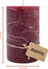 A burgundy pillar candle with a rustic texture, tied with twine and a small kraft paper tag. Anteprima dell’immagine prodotto