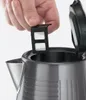 A hand is holding a filter over the opening of a kettle. Anteprima dell’immagine prodotto