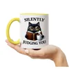 Silently Judging You Tasse Gelb Lustige Katze Nerd Humor Produktbild-Vorschau 4