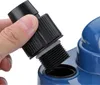 A hand is holding a black threaded adapter with a gray rubber ring, preparing to connect it to a blue device. Anteprima dell’immagine prodotto