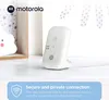 A Motorola baby monitor unit is shown on a shelf next to a cloud-shaped night light. A promotional banner at the bottom highlights a secure and private connection. Anteprima dell’immagine prodotto