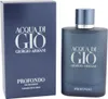 Edler Acqua di Giò Profondo Flakon mit matter Glasoberfläche und silbernem Deckel, daneben tiefblaue Parfumverpackung mit weißem Logo. Voir les images du produit