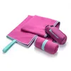 A pink microfiber towel and its carrying pouch are laid out on a white background. Produktbild-Vorschau