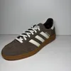 A single Adidas Handball Spezial sneaker shown from a side-diagonal angle against a plain background. Voir les images du produit