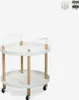 A white, two-tiered round serving cart with wooden legs and handles, shown on a white background. Two smaller images of the cart in different colors are visible in the top right corner. Anteprima dell’immagine prodotto