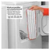 A hand holds a mop pad in front of an open washing machine door, with a label showing washing instructions. Produktbild-Vorschau