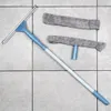 A window cleaning tool with an extendable handle and two microfiber cloths laid out on a tiled floor. Podgląd zdjęcia produktu