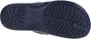 The bottom view of a navy blue Crocs flip-flop. Produktbild-Vorschau