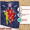 A marketing image showing a FC Bayern München blanket with player illustrations and product feature callouts. Produktbild-Vorschau