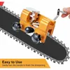 A close-up of a chainsaw sharpener attached to a chainsaw bar, with a hand operating the crank. Produktbild-Vorschau