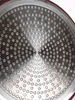 Close-up view of the bottom of a pan with a pattern of small circles. Anteprima dell’immagine prodotto