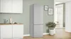 Bosch Serie 4 KGN392LAG Freistehende Kühl-Gefrier-Kombination mit Gefrierbereich unten, 203 x 60 cm, Metall-Optik, Total No Frost Schrägansicht geschlossen Beispielküche Produktbild-Vorschau