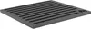 A gray metal grate with parallel slots and a flame-like logo on the right side, isolated on a white background. Anteprima dell’immagine prodotto