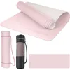 A pink yoga mat is shown in various states: unrolled, rolled up, and in a carrying bag. The image also includes a separate flat yoga mat. Produktbild-Vorschau