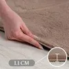 A hand is shown touching a brown rug, with a close-up inset showing the rug's thickness. Produktbild-Vorschau