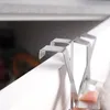Close-up of several metal hooks hanging over the edge of a white surface, possibly a cabinet or door. Anteprima dell’immagine prodotto