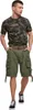A man wearing a camouflage t-shirt and green cargo shorts. Anteprima dell’immagine prodotto