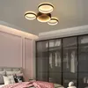 A modern bedroom with a ceiling light fixture, bed, and closet. Voir les images du produit