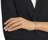 A woman's hand wearing a silver bracelet. Voir les images du produit