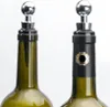 Close-up of the tops of two green glass bottles, each with a different type of stopper inserted into the neck. Anteprima dell’immagine prodotto