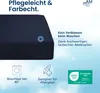 A close-up of a dark blue fitted sheet with text and icons highlighting its features. Produktbild-Vorschau