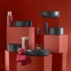 A collection of cookware and kitchen utensils arranged on red blocks against a red background. Anteprima dell’immagine prodotto