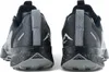 The rear view of a pair of black Nike trail running shoes. Produktbild-Vorschau
