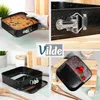 A collage of images showing a square baking pan with a cake inside, a close-up of the pan's latch, and a slice of cake with berries. Anteprima dell’immagine prodotto