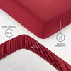 A close-up view of a red fitted sheet, showing its elasticated edge and a detail indicating extra depth. Anteprima dell’immagine prodotto