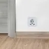 A white wall with a white electrical outlet adapter that has two USB ports and a standard European outlet. Voir les images du produit