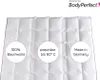 A white duvet is laid out flat on a white background. Three circular overlays with text are placed on the duvet. Produktbild-Vorschau