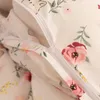 A close-up view of a floral patterned duvet cover with a zipper. Produktbild-Vorschau