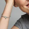 A close-up shot of a person's arm wearing a Pandora bracelet with a cat charm. Anteprima dell’immagine prodotto