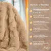 A close-up of a fluffy beige blanket with text overlays describing its features. Produktbild-Vorschau