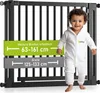 A baby in a white jumpsuit stands next to a black safety gate with size information overlays. Produktbild-Vorschau