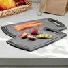 Two gray cutting boards are shown on a countertop, one with salmon and the other with strawberries and kiwi slices. A basket of fruit is in the background. Anteprima dell’immagine prodotto