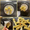 Collage of images showing a Philips pasta maker extruding fusilli pasta, with a final image of the pasta. Podgląd zdjęcia produktu