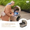 A woman is looking at a baby in a stroller outdoors, with a close-up of the baby bassinet at the bottom right. Voir les images du produit